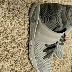 Kyrie Irving 2's Size 7